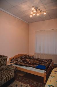 テルノーピリにあるКомната в Стожарахのベッドルーム(ベッド1台、ソファ付)