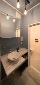La salle de bains est pourvue d'un lavabo et d'un miroir. dans l'établissement Chikyuutabikazoku USJ, à Osaka