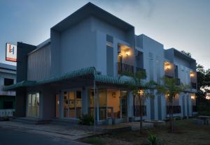 a rendering of a building at dusk at Lin House in Thalang