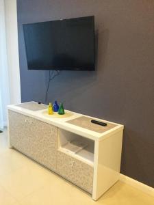 a white entertainment center with a flat screen tv on top at Apartament Żagiel in Łukęcin