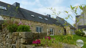 a stone house with a stone wall and flowers at Gite des confitures à Lanvéoc-Crozon in Lanvéoc +14 photos