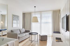 Televízia a/alebo spoločenská miestnosť v ubytovaní LOISIUM Wine & Spa Hotel Südsteiermark