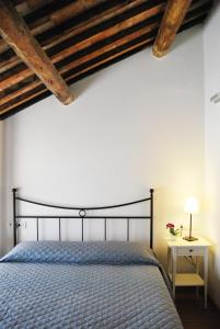 a bedroom with a bed and a table with a lamp at Burro e Marmellata in Sabbioncello