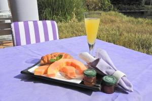 米德蘭的住宿－Willow Place Guest House，桌上的一盘食物,加上一杯橙汁