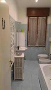 La salle de bains est pourvue de 2 lavabos et de toilettes. dans l'établissement Appartamento Ca' Lela, à Marghera
