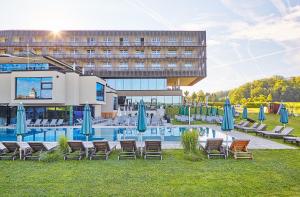 Bazén v ubytovaní LOISIUM Wine & Spa Hotel Südsteiermark alebo v jeho blízkosti