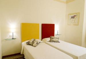 pokój z 2 łóżkami w pokoju w obiekcie Bed & Bed Peterson we Florencji