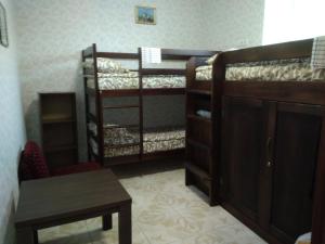 Tempat tidur susun dalam kamar di Parasolka