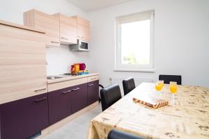 - une cuisine et une salle à manger avec une table et des chaises dans l'établissement Tina Rooms, à Velika Gorica