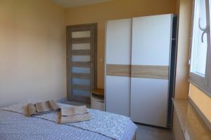 ブワディスワボボにあるImbirのベッドルーム1室(ベッド1台付)、スライド式ガラスドアが備わります。