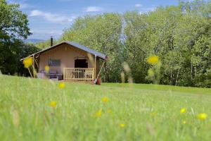 una piccola cabina in un prato di Drovers Rest a Hay-on-Wye