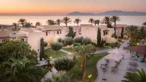 einen Luftblick auf ein Resort mit Palmen und dem Meer in der Unterkunft Horizon Beach Resort in Mastichari