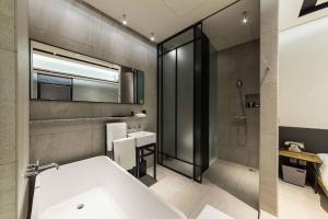 uma casa de banho com uma banheira, um lavatório e um chuveiro em Hotel the Artist Dongdaemun em Seul