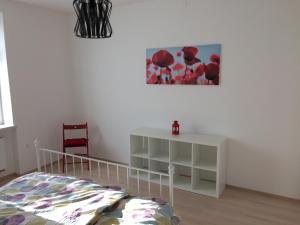 1 dormitorio con 1 cama, 1 mesa y 1 foto en apartma Delavska en Maribor