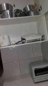 a kitchen shelf with a sink and a toaster at Paradise Rio Quente 517 in Rio Quente