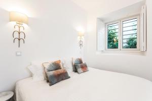 En eller flere senge i et værelse på Chalet Estoril Luxury Apartments