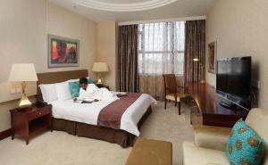 une personne dormant sur un lit dans une chambre d'hôtel dans l'établissement President Hotel at Umodzi Park, à Lilongwe