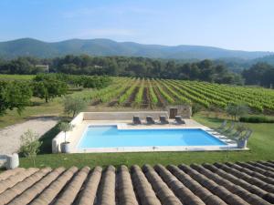 Bazén v ubytování Maison d'hôtes Bastide St Victor à 2,5 kilomètres de Lourmarin nebo v jeho okolí