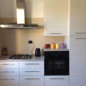 Kuchnia lub aneks kuchenny w obiekcie Holiday Pisa Gare