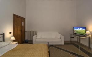 Telewizja i/lub zestaw kina domowego w obiekcie Holiday Pisa Gare