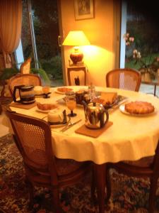 - une table avec de la nourriture et des boissons dans l'établissement Agora Mijo Chambre d'Hôtes, à Nantes