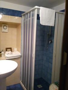 マルティナ・フランカにあるB&B Michelinaのバスルーム(シャワー、トイレ、洗面台付)