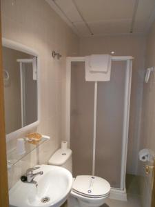a bathroom with a toilet and a sink at Hostal Donaire II in Tomelloso
