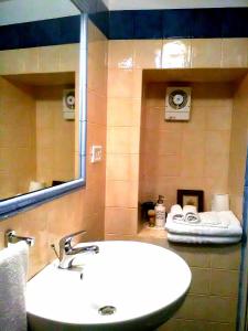マルティナ・フランカにあるB&B Michelinaのバスルーム(白い洗面台、鏡付)