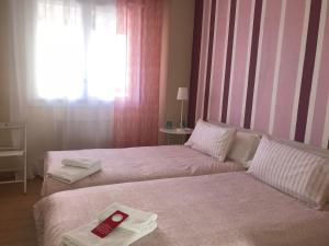 Postel nebo postele na pokoji v ubytování Alojamientos Iruña
