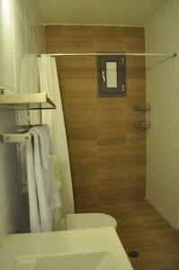 Ванна кімната в Leonidionhouses - The Ogra House
