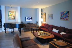 sala de estar con piano y sofá en Leonidionhouses - The Ogra House, en Leonidio