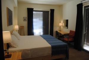 Ένα ή περισσότερα κρεβάτια σε δωμάτιο στο Leonidionhouses - The Ogra House