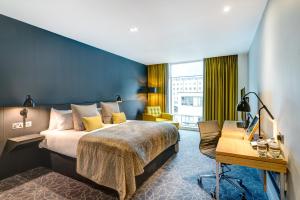 Apex City of Bath Hotel في باث: غرفة في الفندق مع سرير ومكتب