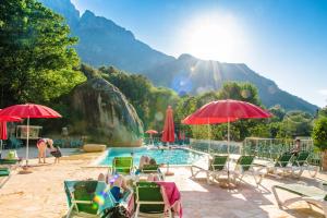 波爾圖歐塔的住宿－Funtana a l'Ora，一个带草坪椅和遮阳伞的游泳池以及供人使用的游泳池