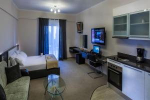 Televízia a/alebo spoločenská miestnosť v ubytovaní Pearl Bay Hotel Apartments