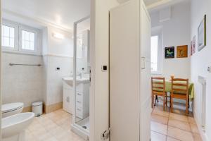ローマにあるドムス リッカ テルミニのバスルーム(洗面台、トイレ、テーブル付)