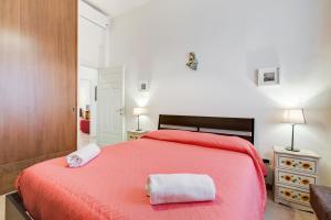 ローマにあるドムス リッカ テルミニのベッドルーム1室(赤いベッド1台、タオル2枚付)