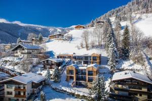 uma vista aérea de um resort na neve em Senses Violett Suites - Adults Only em Zell am See