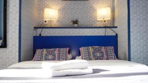 Postel nebo postele na pokoji v ubytování Hotel des Dames