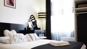 Postel nebo postele na pokoji v ubytování Hotel des Dames