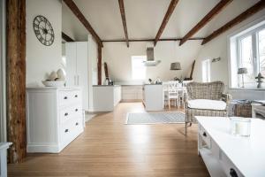 cocina con armarios blancos y comedor en LOFT-ATELIER, en Hamburgo