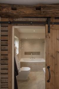 La salle de bains est pourvue d'une baignoire, de toilettes et d'un lavabo. dans l'établissement Bridleway Bed & Breakfast, à Lincoln