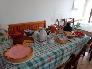 een tafel met een tafelkleed met voedsel erop bij Agriturismo tinti in Montiano