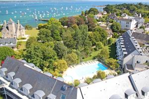 una vista aérea de una casa con piscina en Résidence Goélia Le Domaine des Glénan en Fouesnant