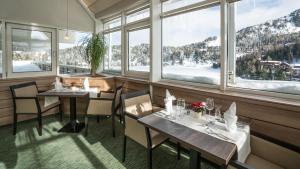 Nespecifikovaný výhled na hory nebo výhled na hory při pohledu z hotelu