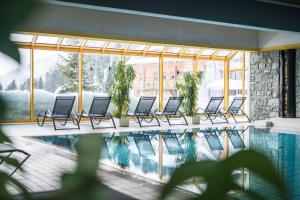 Bazén v ubytování Panorama Hotel Turracher Höhe nebo v jeho okolí