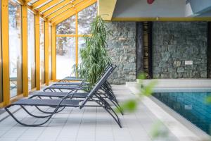 Bazén v ubytování Panorama Hotel Turracher Höhe nebo v jeho okolí