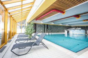 Bazén v ubytování Panorama Hotel Turracher Höhe nebo v jeho okolí
