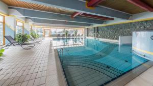 Bazén v ubytování Panorama Hotel Turracher Höhe nebo v jeho okolí