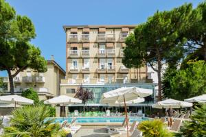 Bazén v ubytování Lotus Hotel ALL INCLUSIVE & SPIAGGIA nebo v jeho okolí